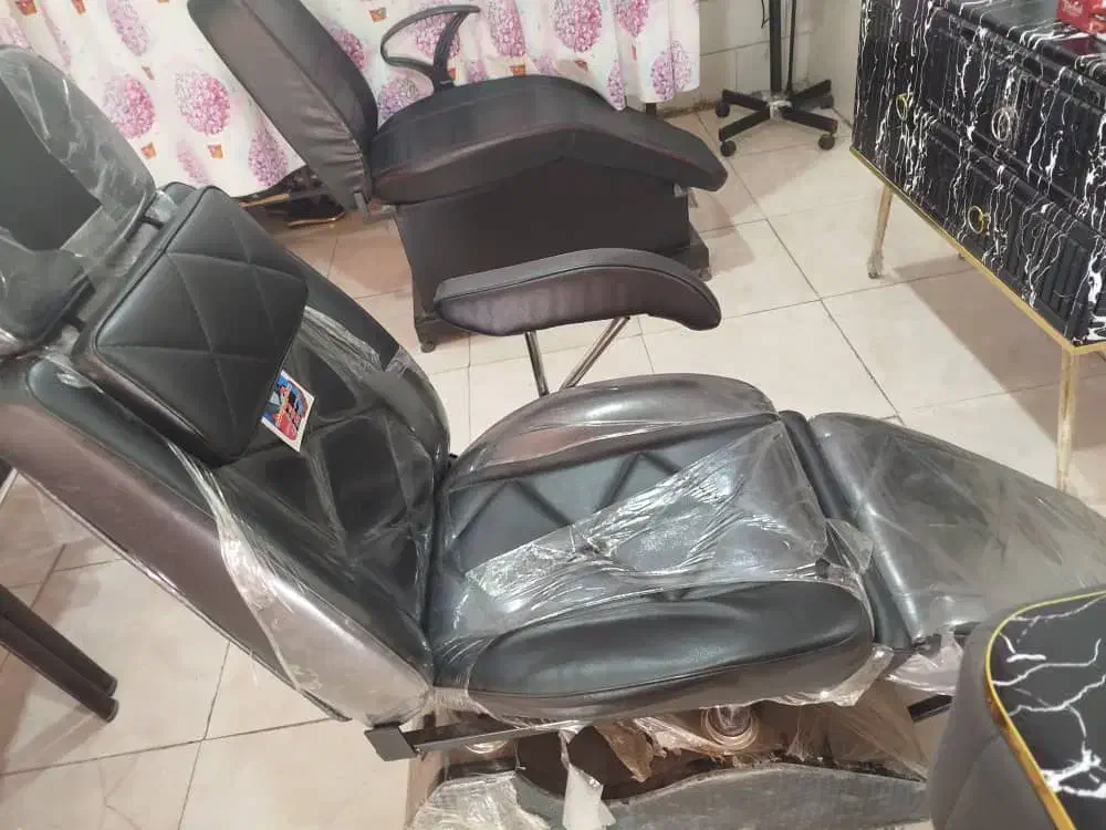 تعدادی لوازم مغازه ارایشگاه زنانه|آرایشگاه و سالن‌های زیبایی|کرمان, |دیوار