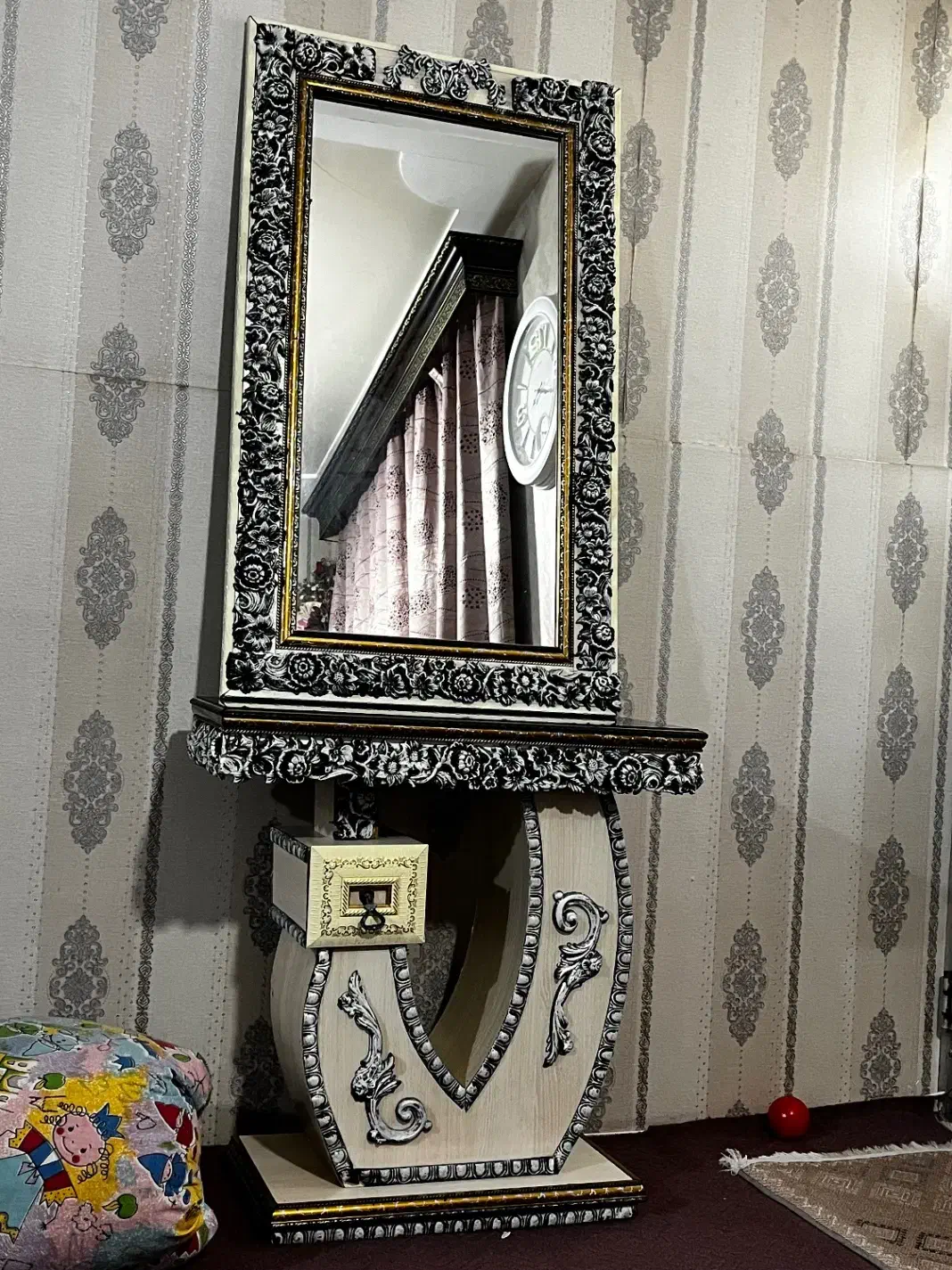 میز و آیینه|آینه|خان ببین, |دیوار