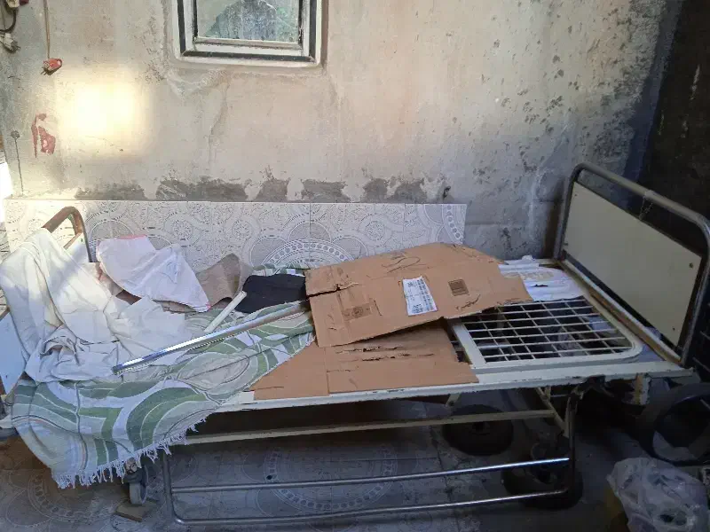 تخت خواب سالم|مبلمان خانگی و میز عسلی|میانه, |دیوار