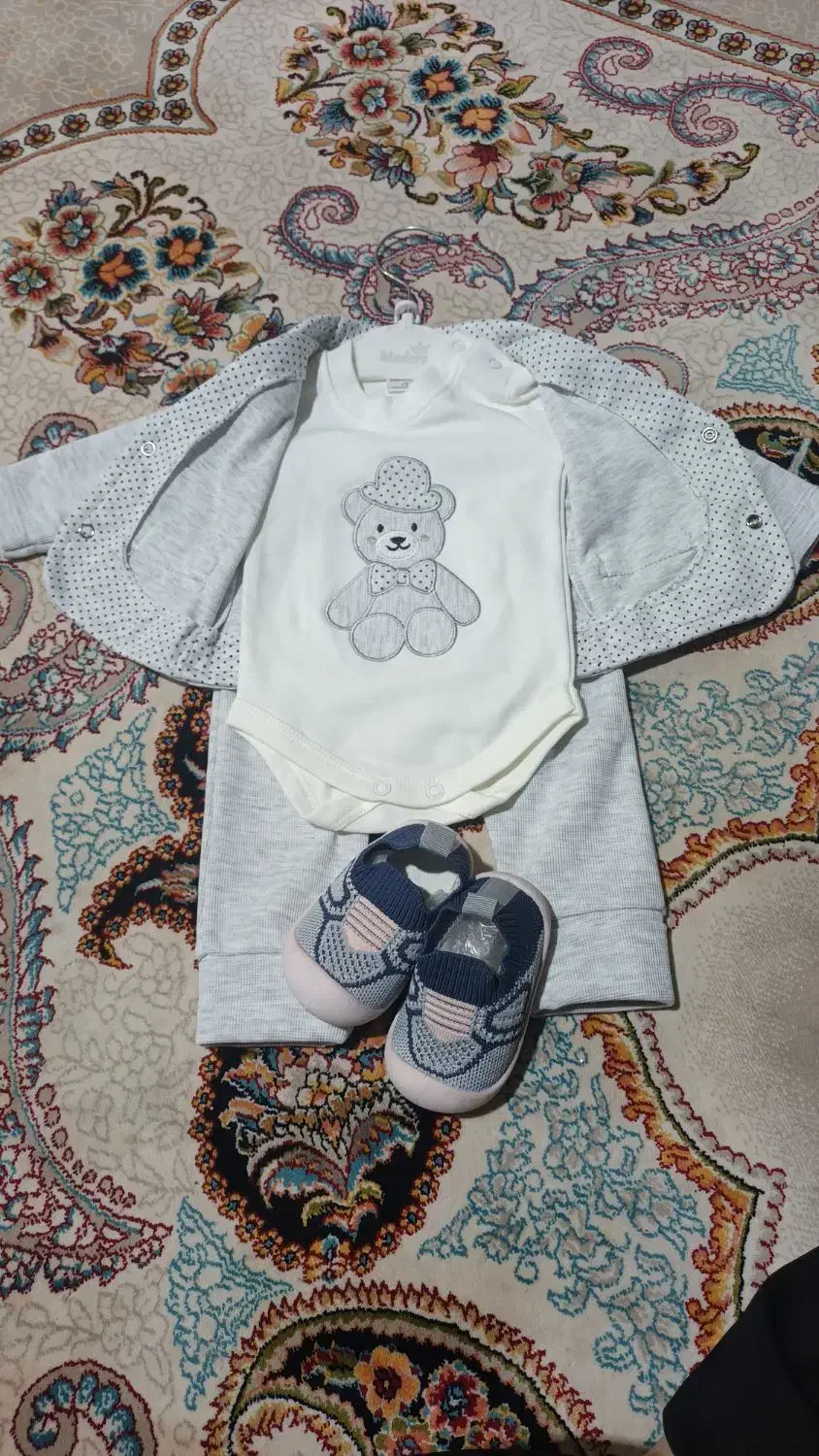 لباس سه تیکه وسرهمی ویک جفت کفش برا سیسمونی خوبه|کفش و لباس بچه|تربت‌حیدریه, طالقانی|دیوار