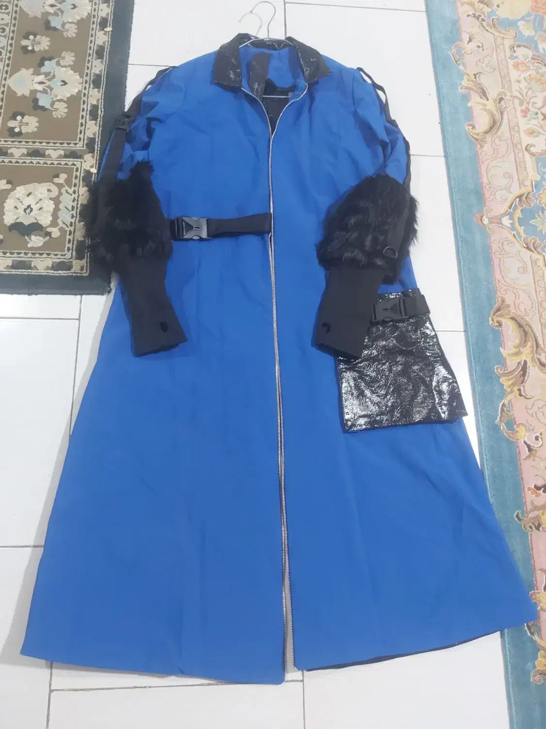 پالتو چرم|لباس|بومهن, |دیوار