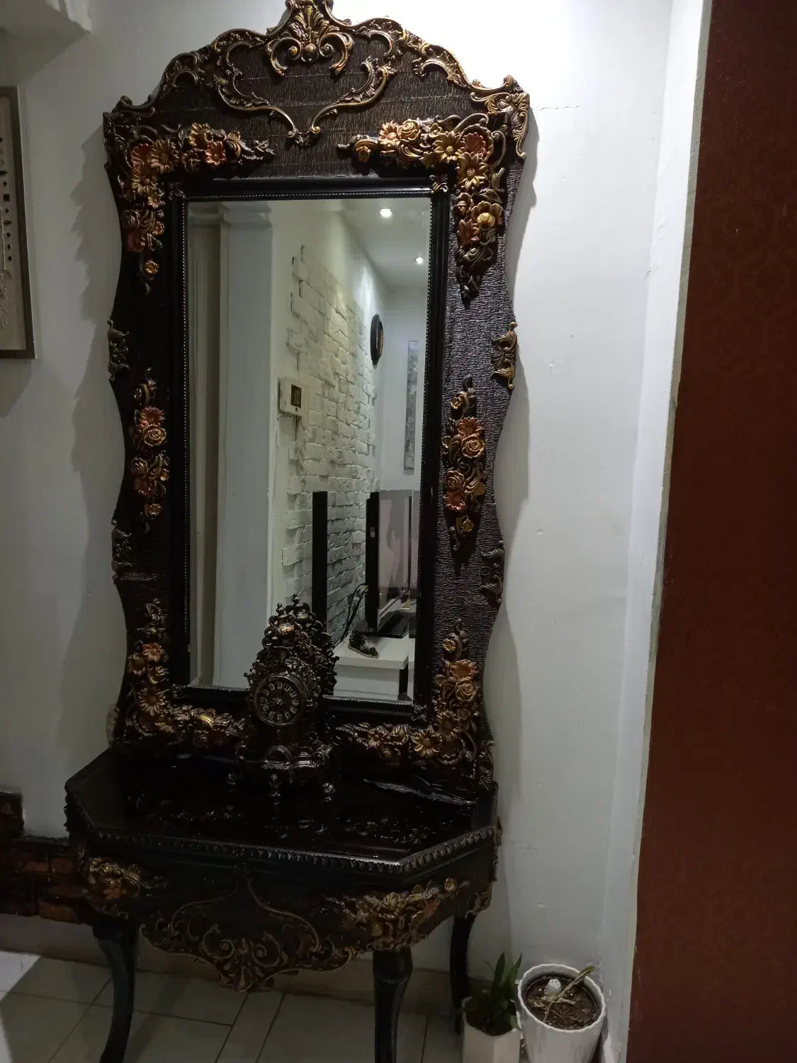 آینه وکنسول .کاملا سالمه .|بوفه، ویترین، کنسول|رشت, صفاری|دیوار