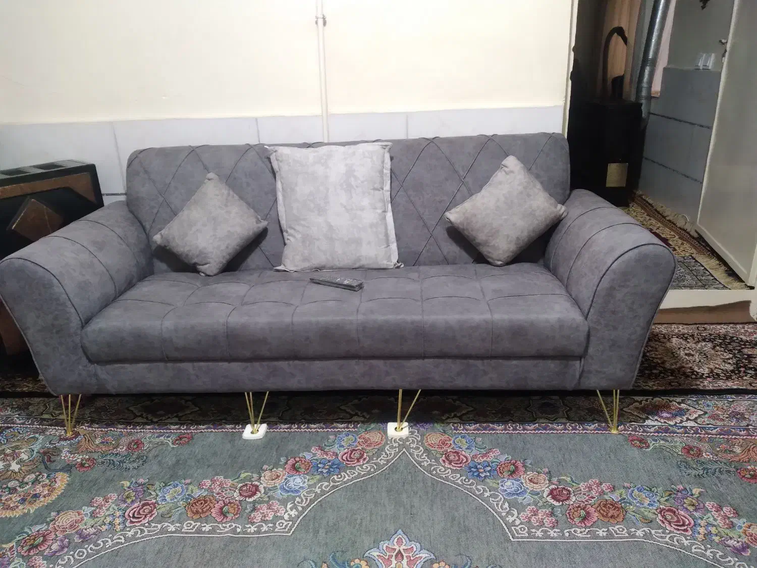 مبل راحتی ۳نفره درحدنو حدود یکماهه خریداری شده|مبلمان خانگی و میز عسلی|الوند, |دیوار