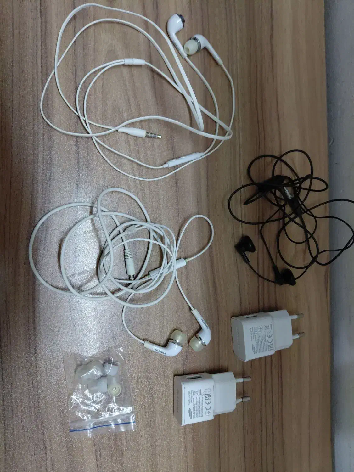 سه عدد هندزفری و دوعدد سری شارژ|لوازم جانبی موبایل و تبلت|فردوسیه, |دیوار