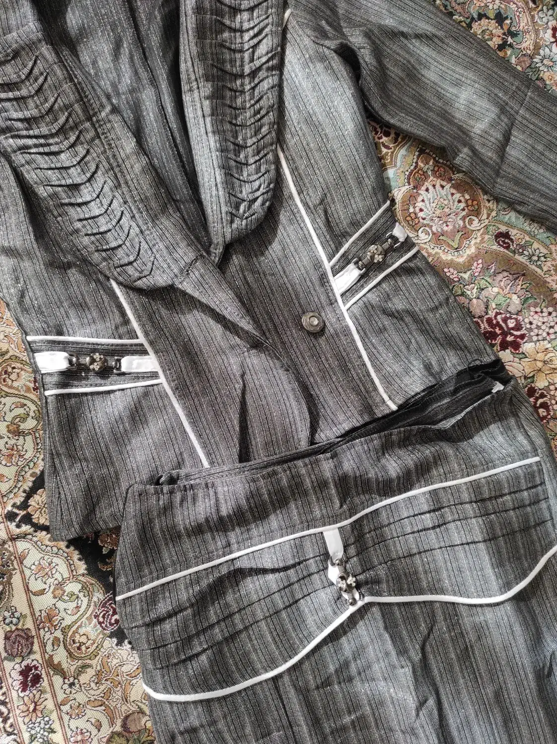 کت و دامن مجلسی|لباس|قروه, |دیوار