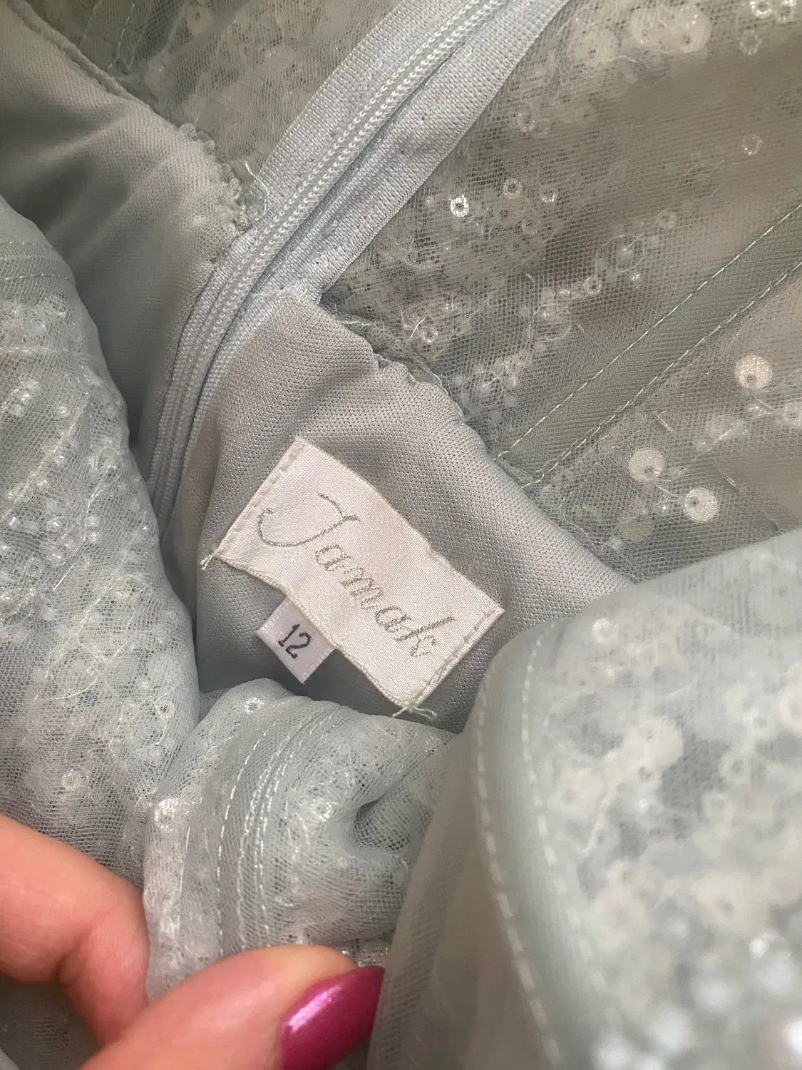 لباس تمام سنگ|لباس|آستانه اشرفیه, |دیوار