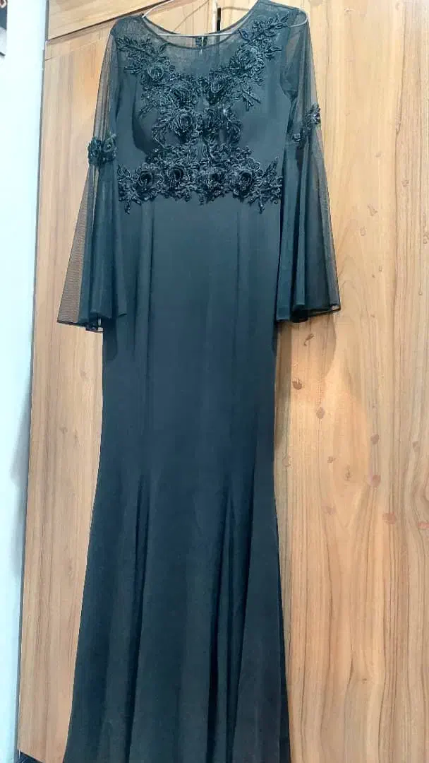 لباس مجلسی|لباس|ری, شهادت|دیوار