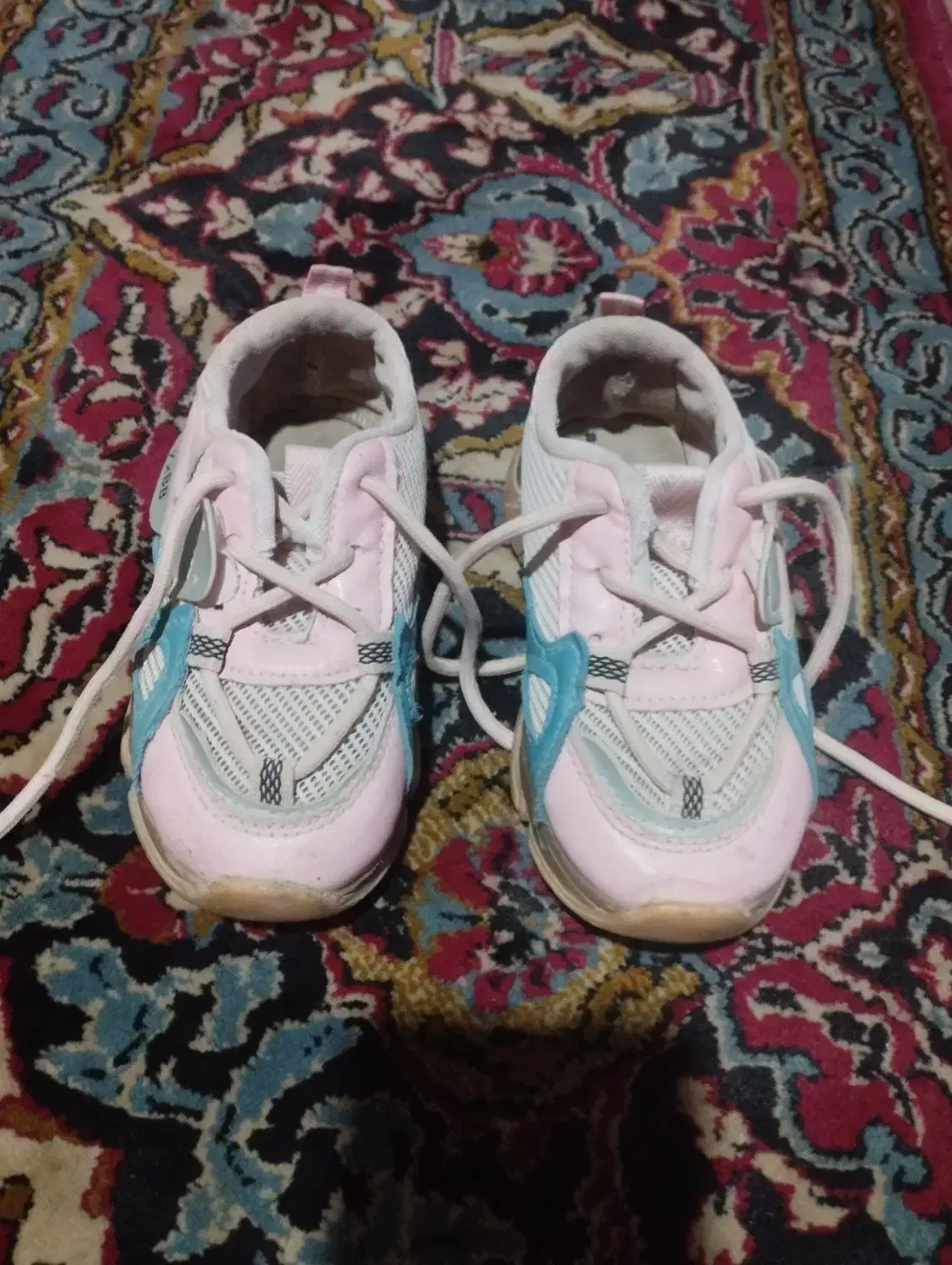 کفش|کفش و لباس بچه|زهک, |دیوار