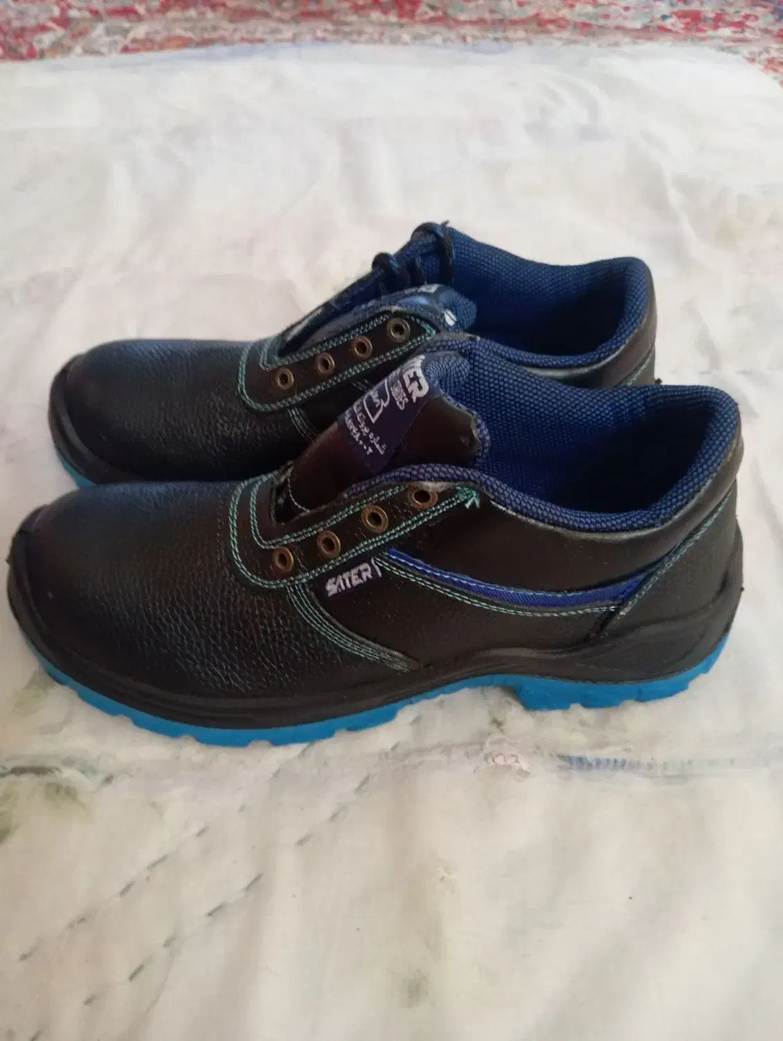 سه جفت کفش کار نو|کیف، کفش، کمربند|بم, |دیوار