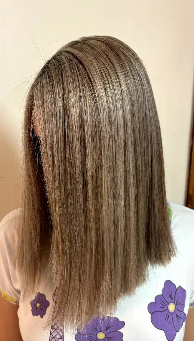 رنگ و لایت|خدمات آرایشگری و زیبایی|بروجن, |دیوار