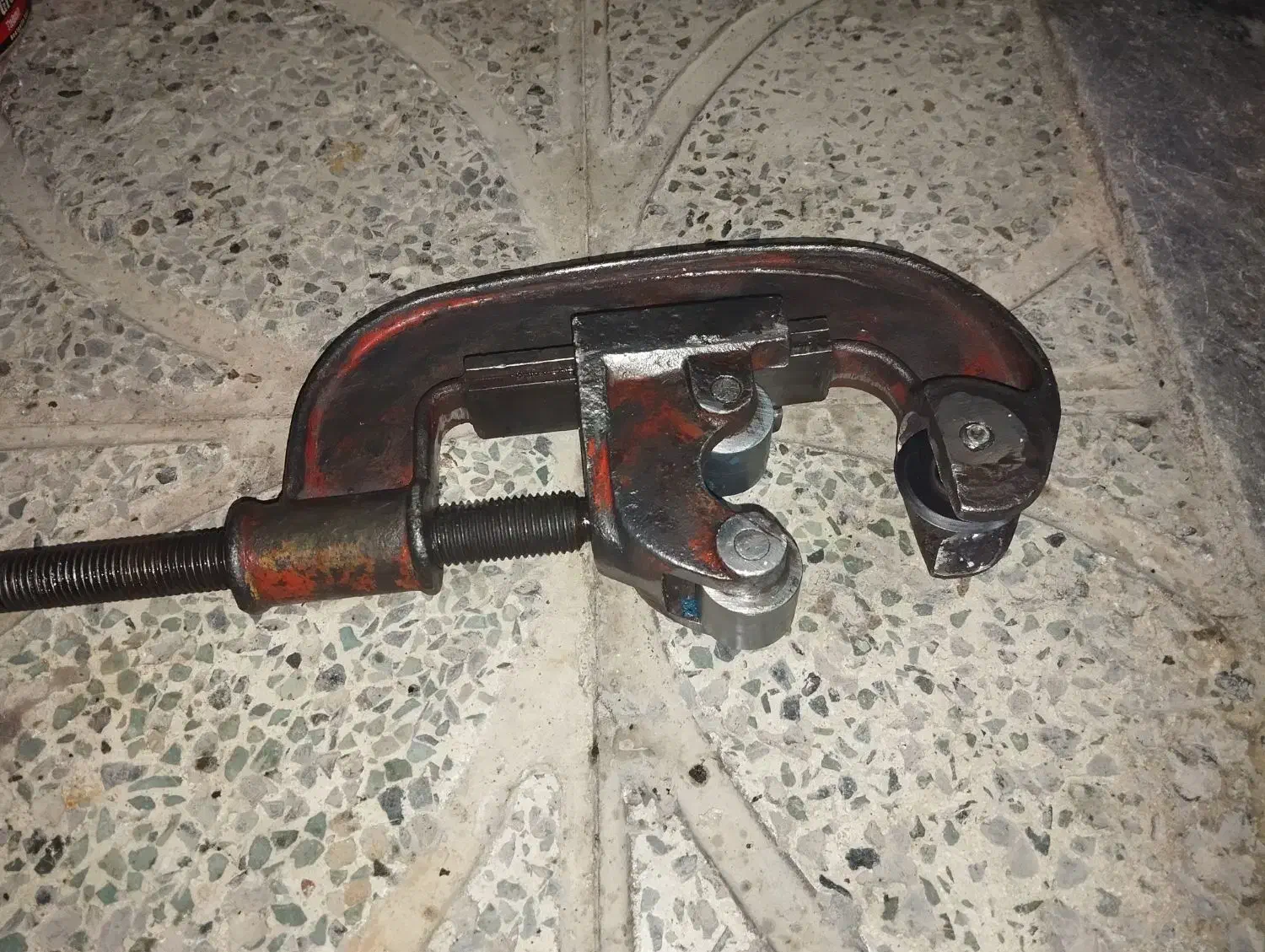 لوله بر قدیمی و میلگرد بر|ابزارآلات|خمینیشهر, |دیوار