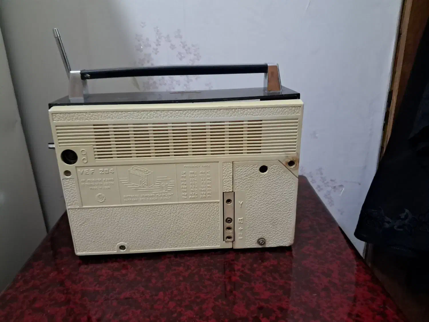 رادیو قدیمی کلکسیونی|کلکسیون اشیاء عتیقه|مرودشت, نقش رستم|دیوار