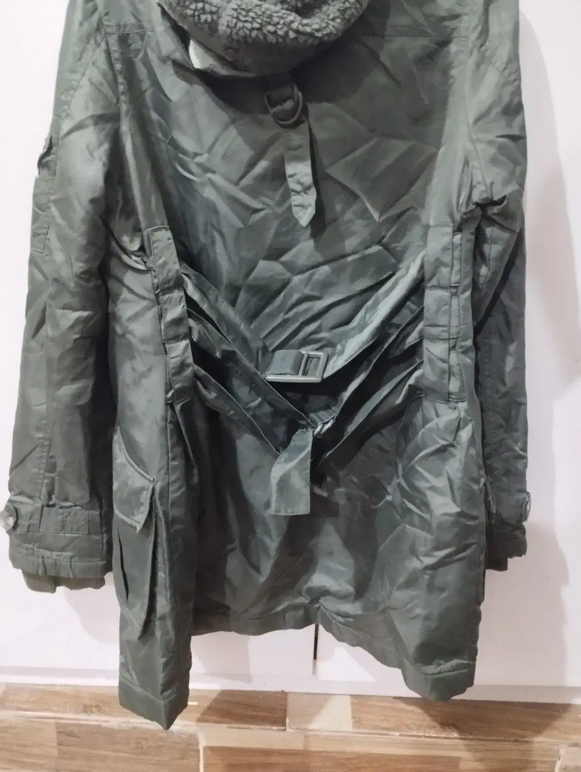 کاپشن|لباس|گالیکش, |دیوار