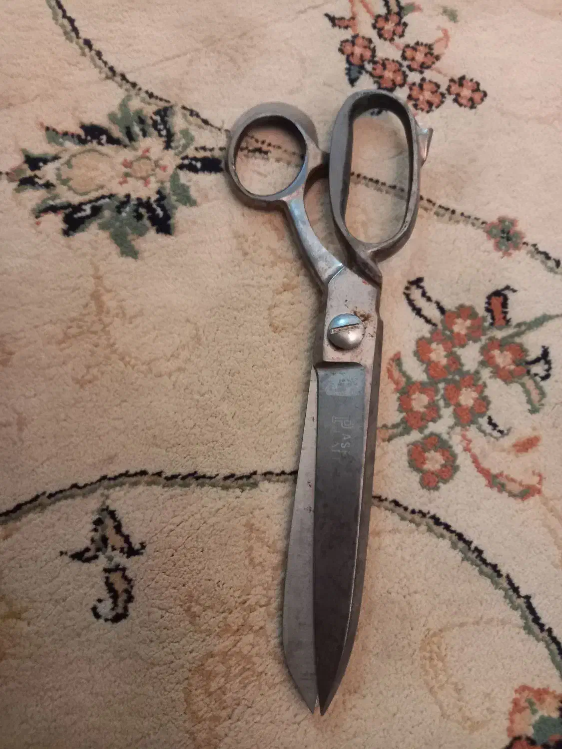 سلام این قیچی تیز وخیلی قدیمیه قیمتش هم توافقیه|لوازم خیاطی و بافتنی|سبزوار, توحیدشهر|دیوار