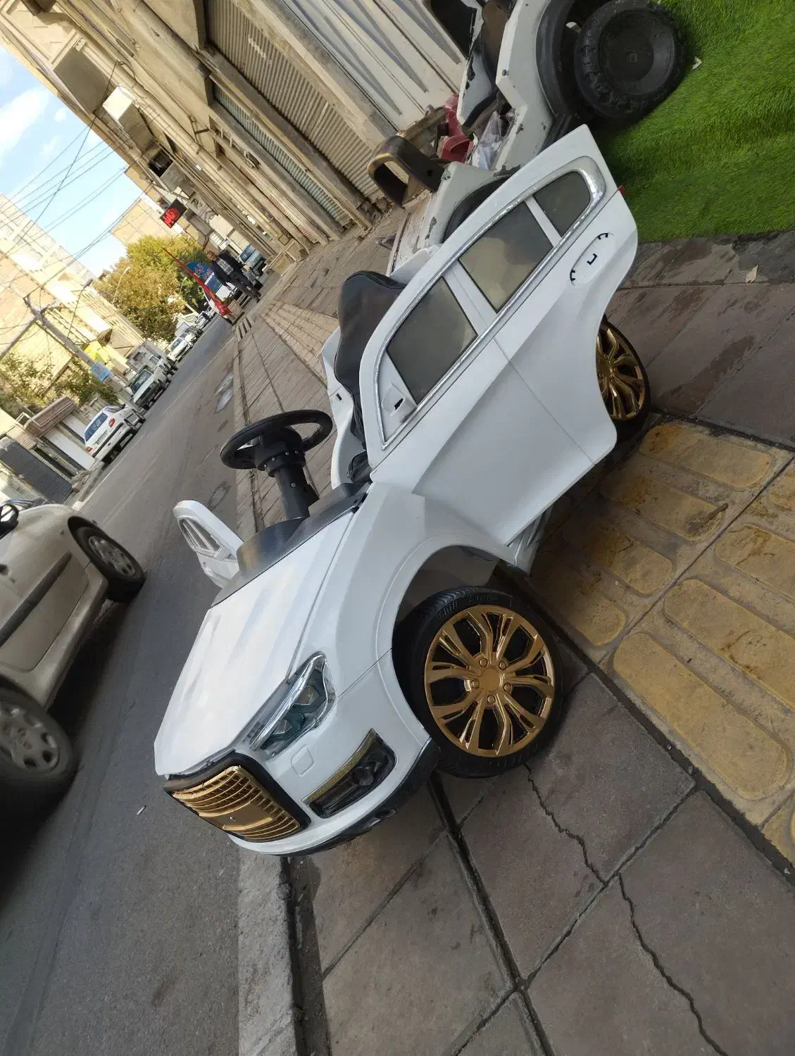 ماشین شارژی دست دوم رینگ طلای فنر دار نرم|اسباببازی بچه|ارومیه, |دیوار