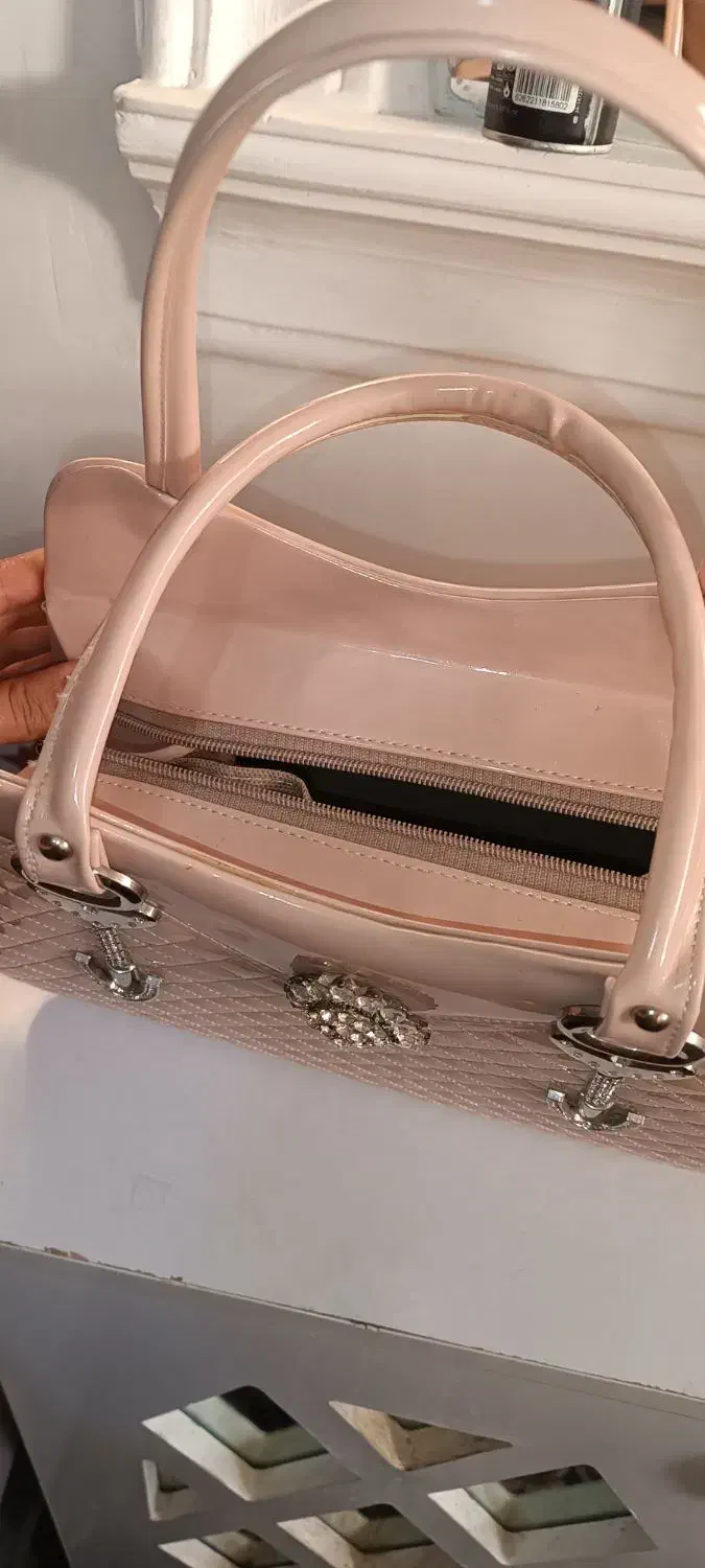 کیف وکفش|کیف، کفش، کمربند|زاوه, |دیوار