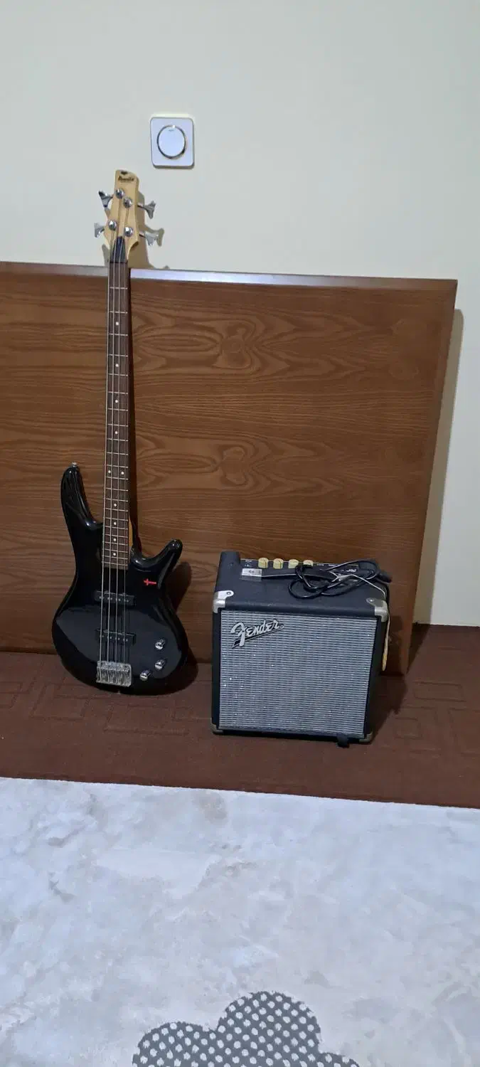 گیتار بیس فندر به همراه آمپلی فندر ۱۵|گیتار، بیس، امپلیفایر|چالوس, |دیوار