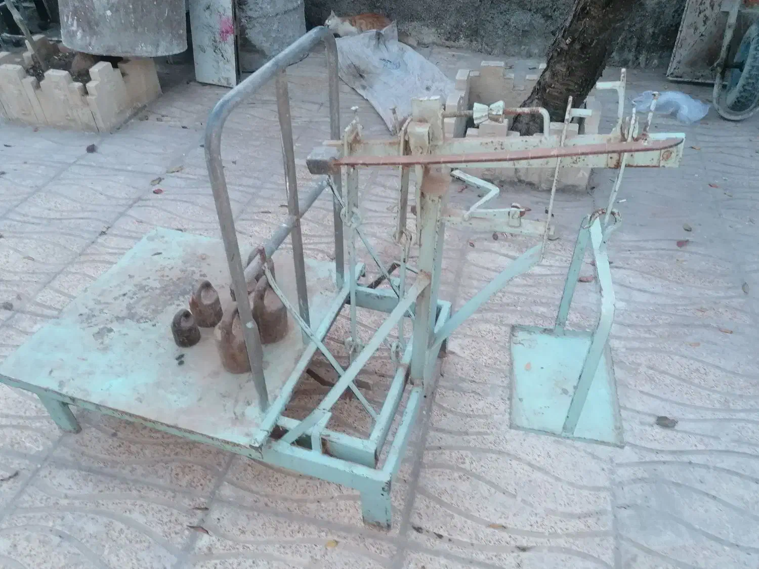 ترازو وباسکول همراه سنگ داخل سنگ ها سرب دا|کلکسیون اشیاء عتیقه|اردبیل, |دیوار