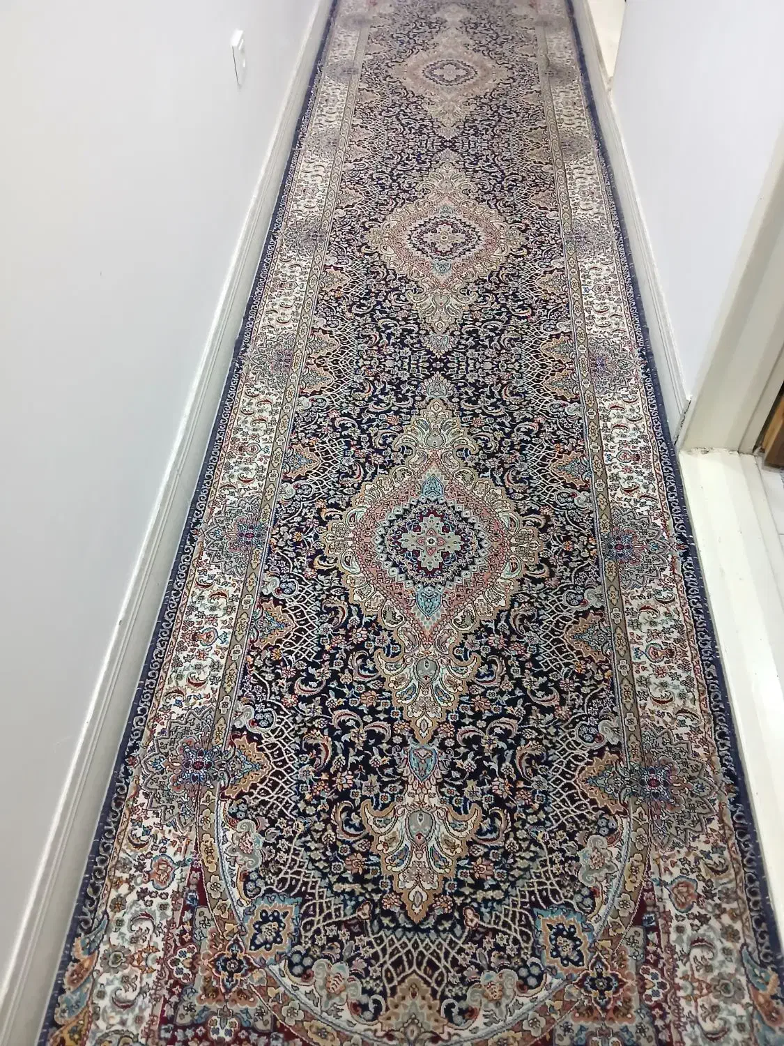 ۳ تخته فرش۹متری و۲تا کناره نگین مشهد زمینه سرمه ای|فرش|قم, شهرک مهدیه (مدرس)|دیوار