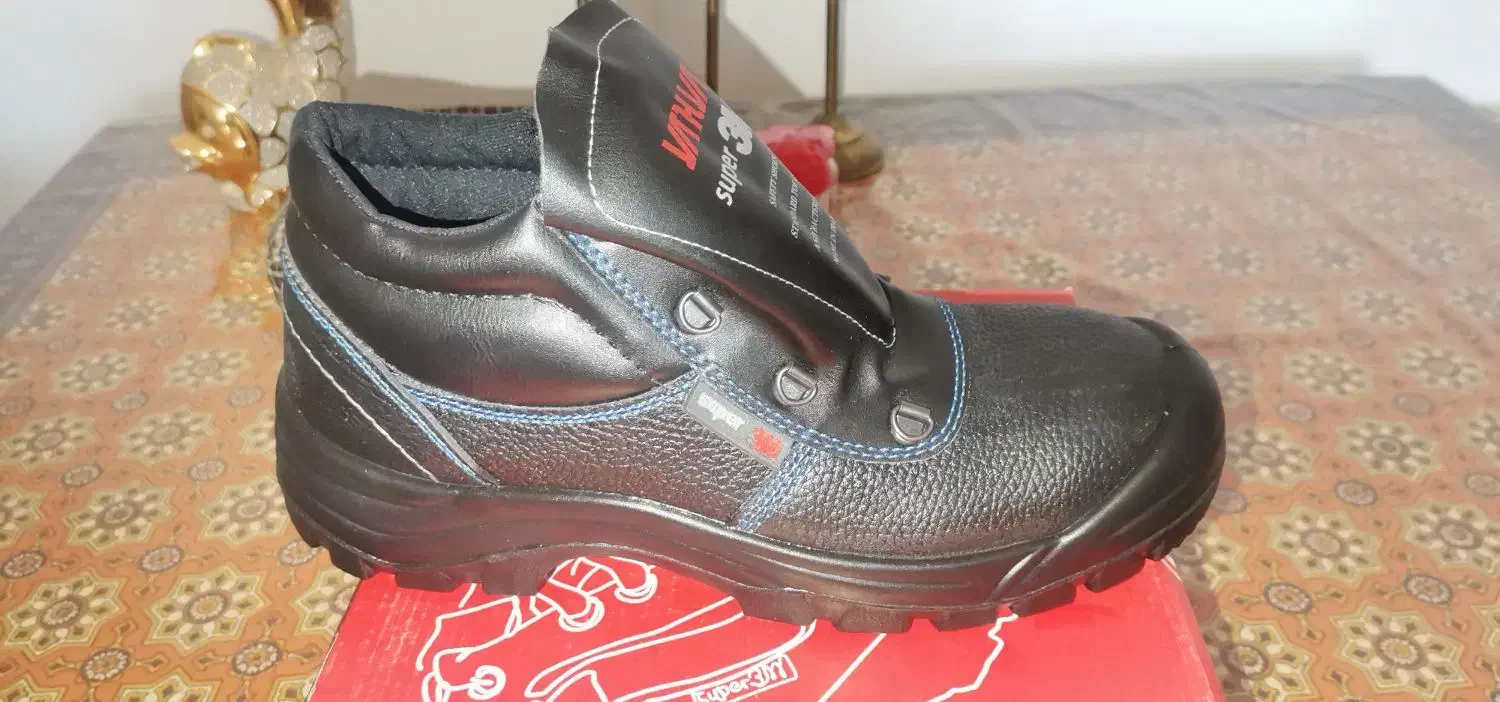 کفش ایمنی|کیف، کفش، کمربند|نطنز, |دیوار