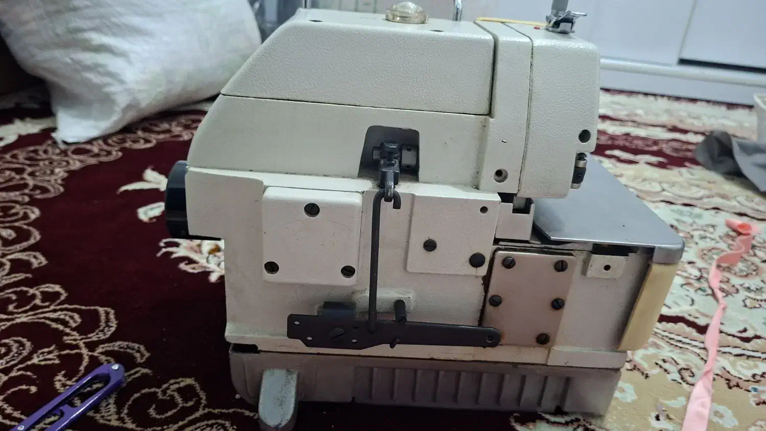 یک عدد چرخ زیگزال سه نخ یاماتا.سالم با میز و|چرخ خیاطی و ریسندگی|صباشهر, |دیوار