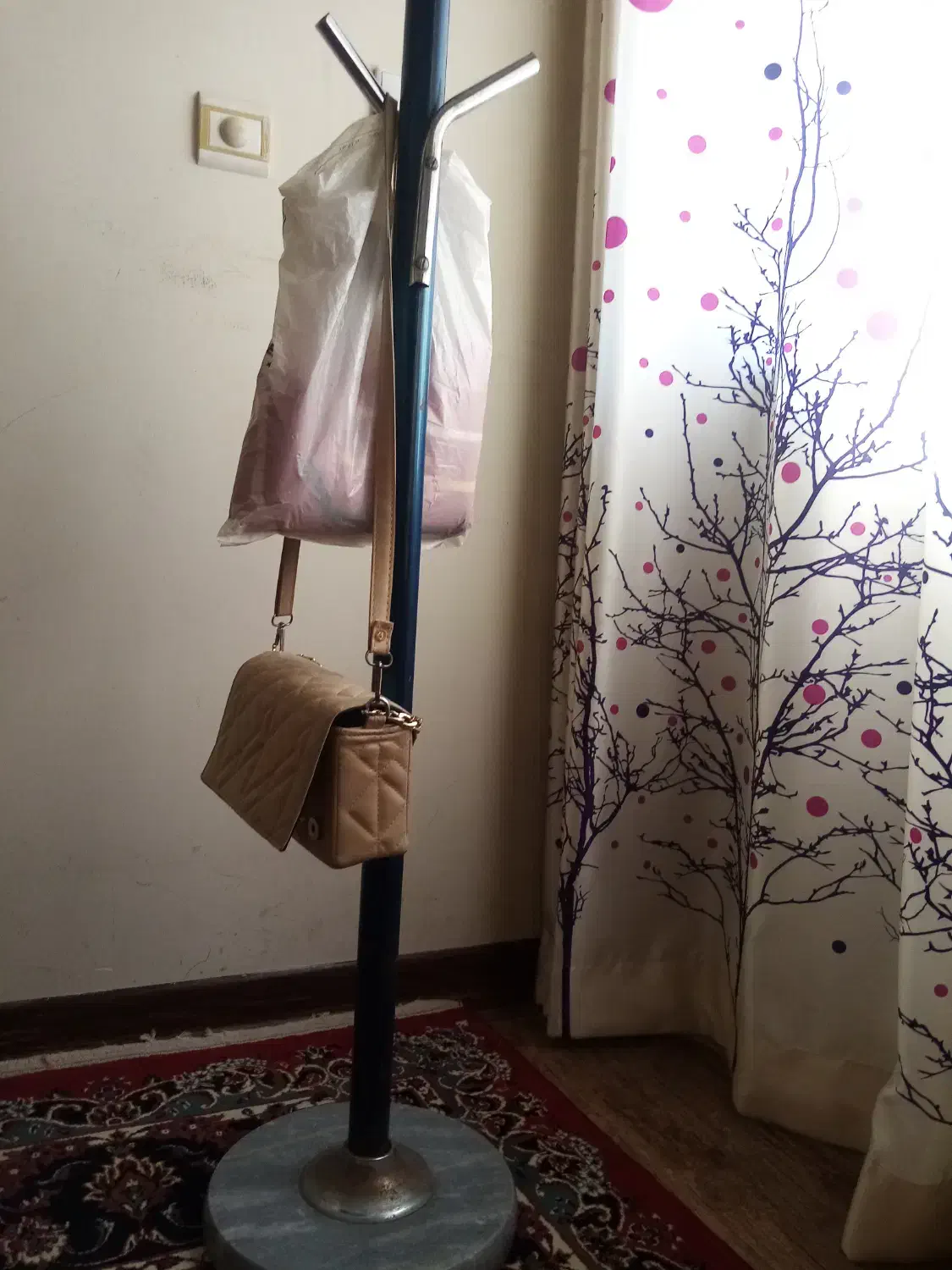 چوب لباسی ایستاده|بندرخت و رخت‌آویز|شیراز, شهرک گلستان شمالی|دیوار