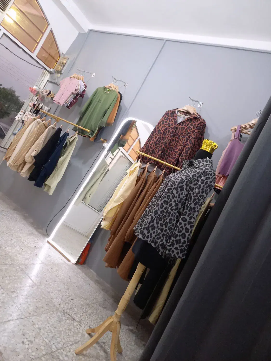 واگذاری مزون لباس زنانه در اهرم|اجارهٔ مغازه و غرفه|اهرم, |دیوار