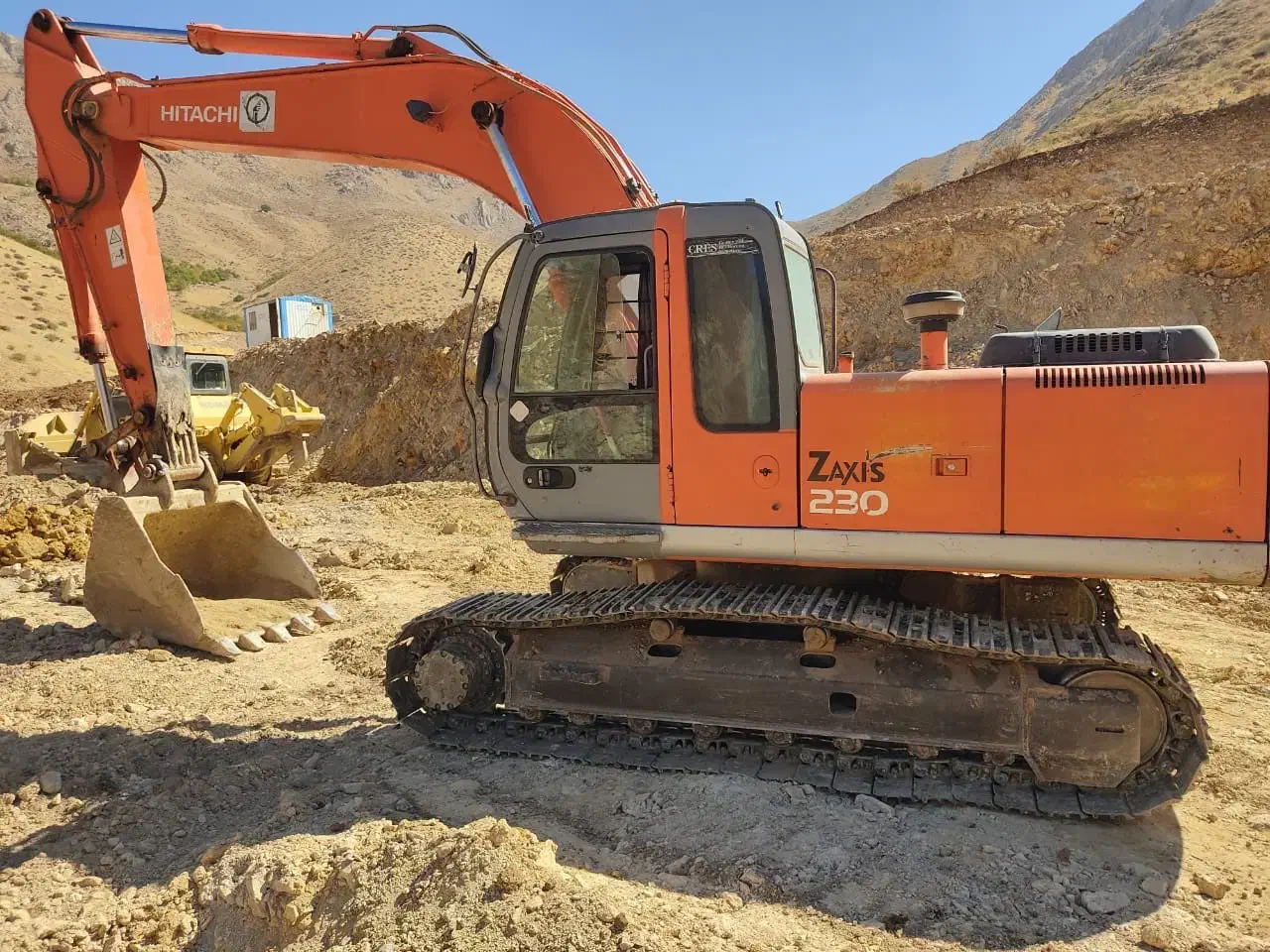 بیل هیتاچی ۲۳۰|خودرو سنگین|مریوان, |دیوار