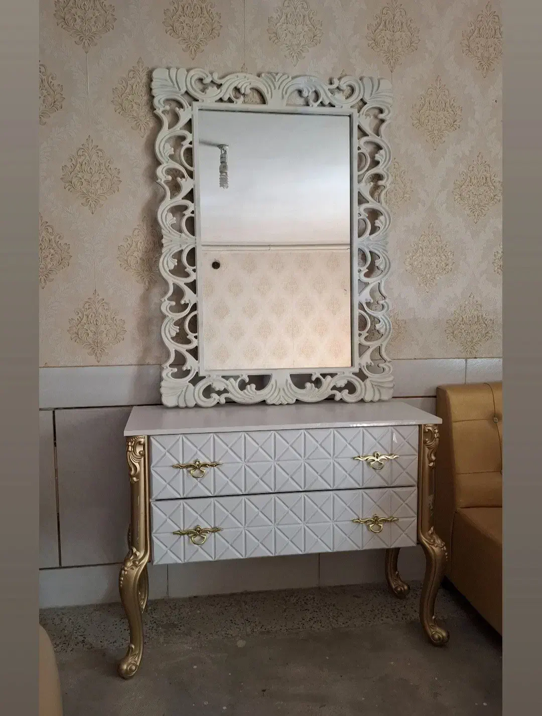 آینه و کنسول و صندلی|مبلمان خانگی و میز عسلی|شهرضا, |دیوار