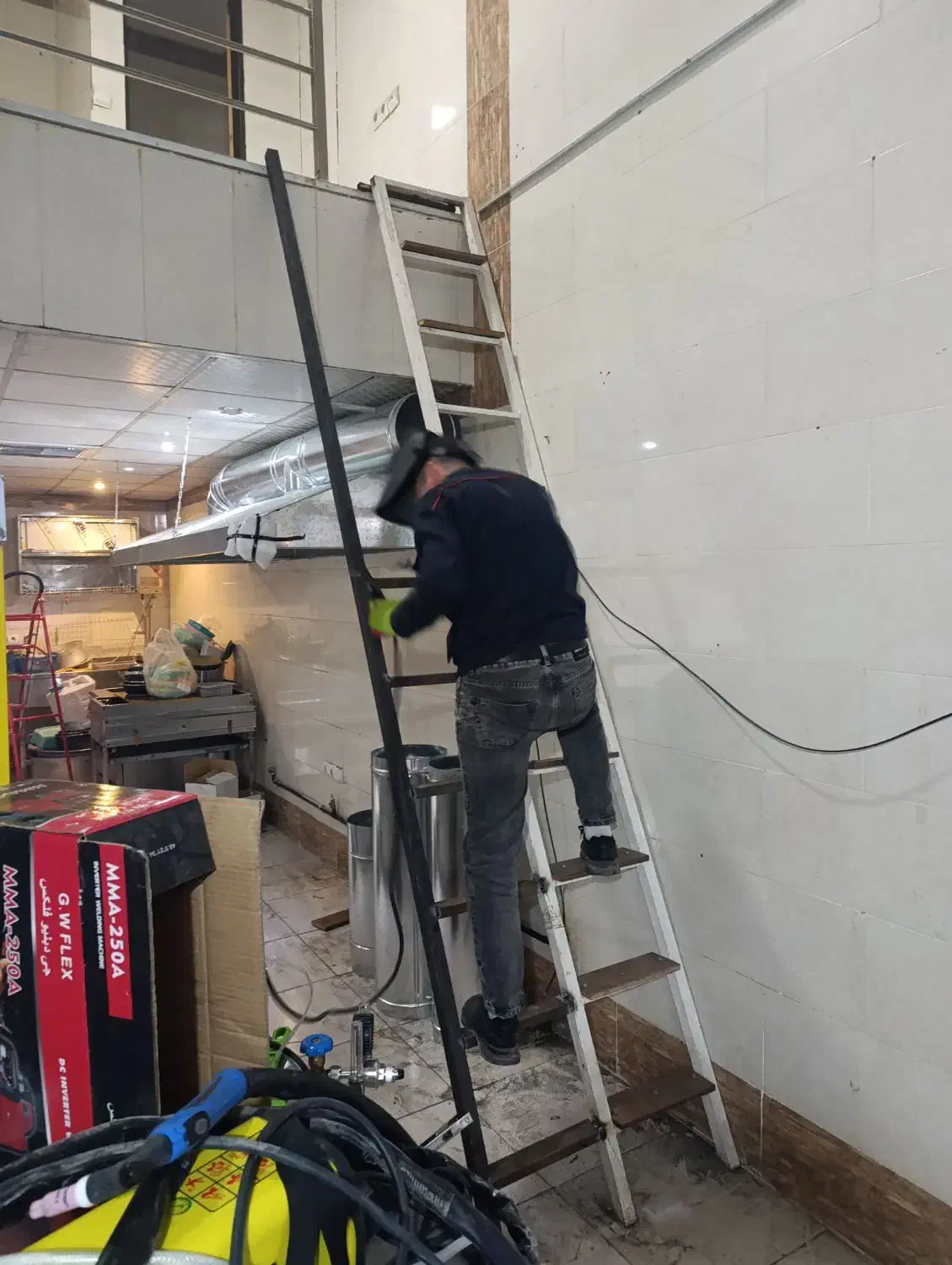 تاسیسات لوله کشی آب.برقکاری.لوله کشی گاز|خدمات پیشه و مهارت|اندیشه, اندیشه فاز ۱|دیوار