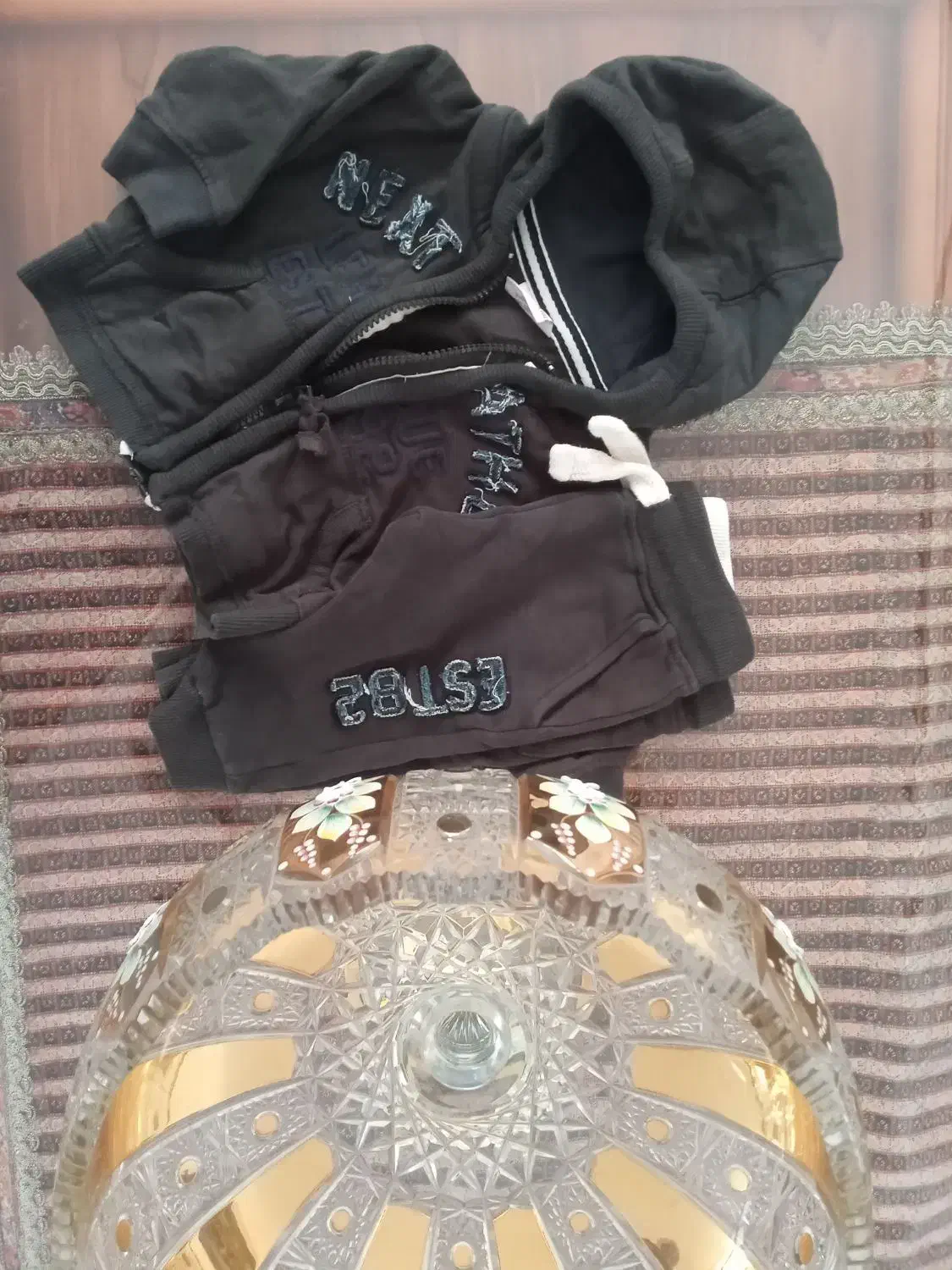 لباس‌های خارجی|کفش و لباس بچه|ری, تصفیه خانه|دیوار