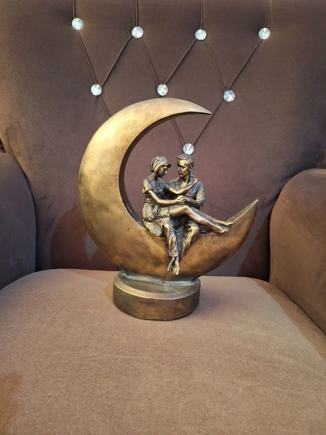 آینه قدی و میز تلویزیزیون و مجسمه ماه|آینه|چاف و چمخاله, |دیوار