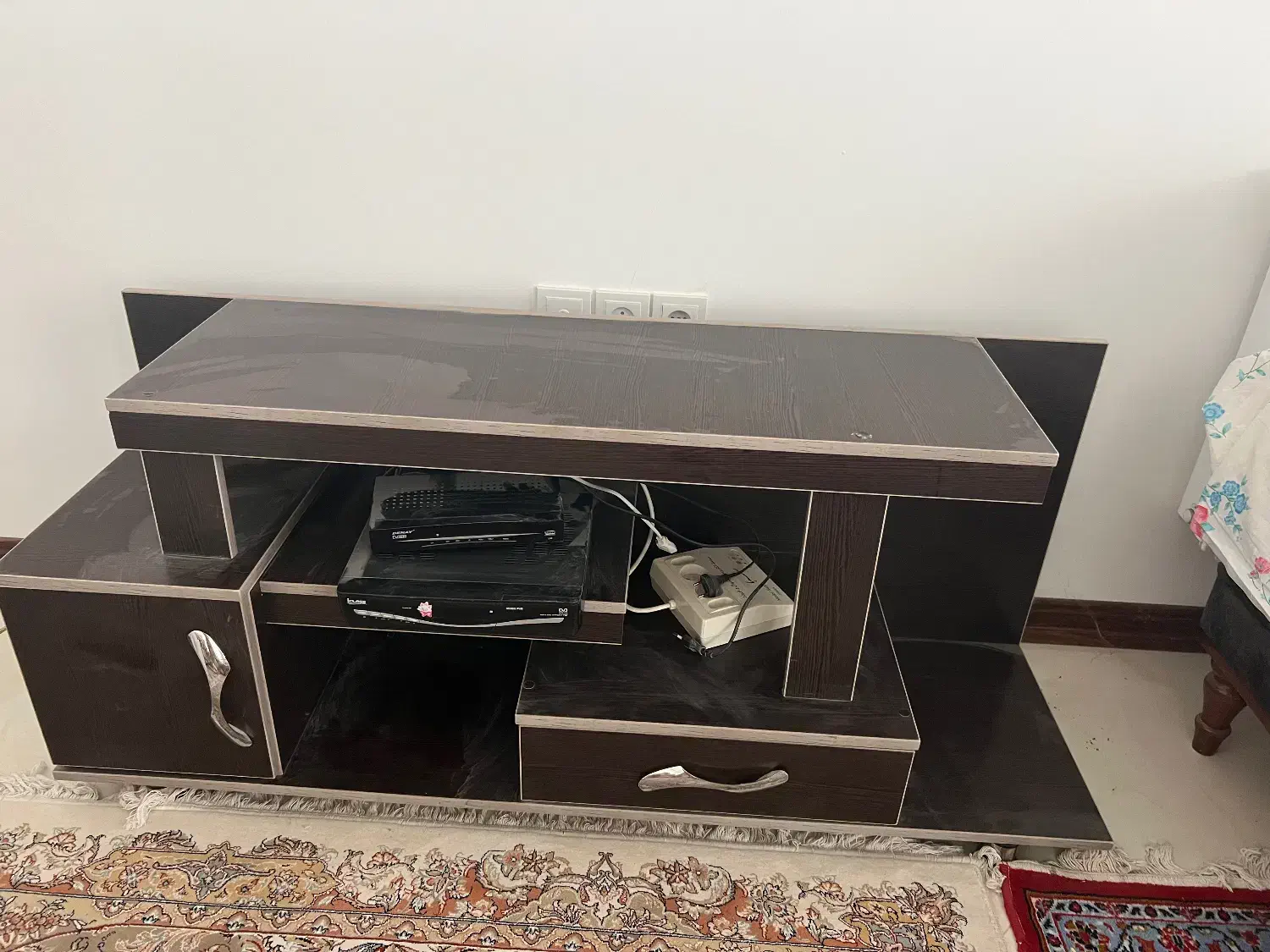 میز|میز تلویزیون|کاشان, کوچه باسکول|دیوار