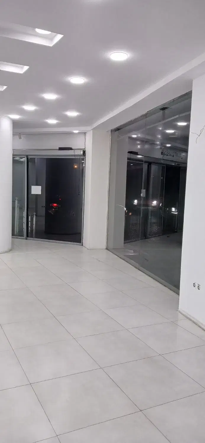 تجاری بر اندرزگو  ۱۵۰ متر تمام ویترین|اجارهٔ مغازه و غرفه|تهران, چیذر|دیوار