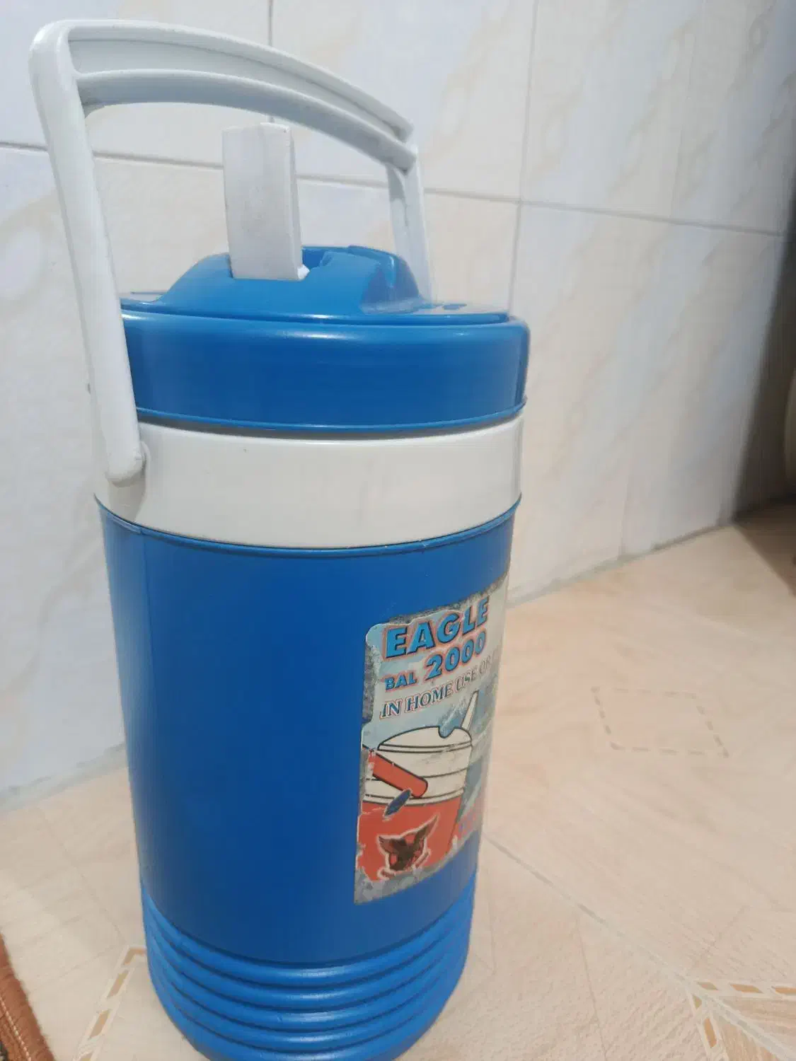 کلمن اب|ظروف نگهدارنده، پلاستیکی، یک‌بارمصرف|رباط‌کریم, رباط‌کریم|دیوار