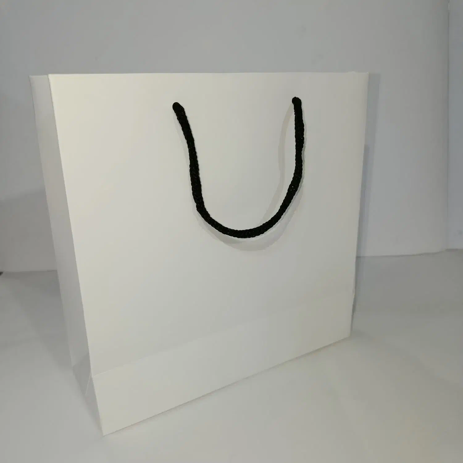 ساک دستی آماده ارتفاع ۲۳ عرض ۲۳ عطف ۹|لوازم التحریر|مشهد, حضرت حجت|دیوار