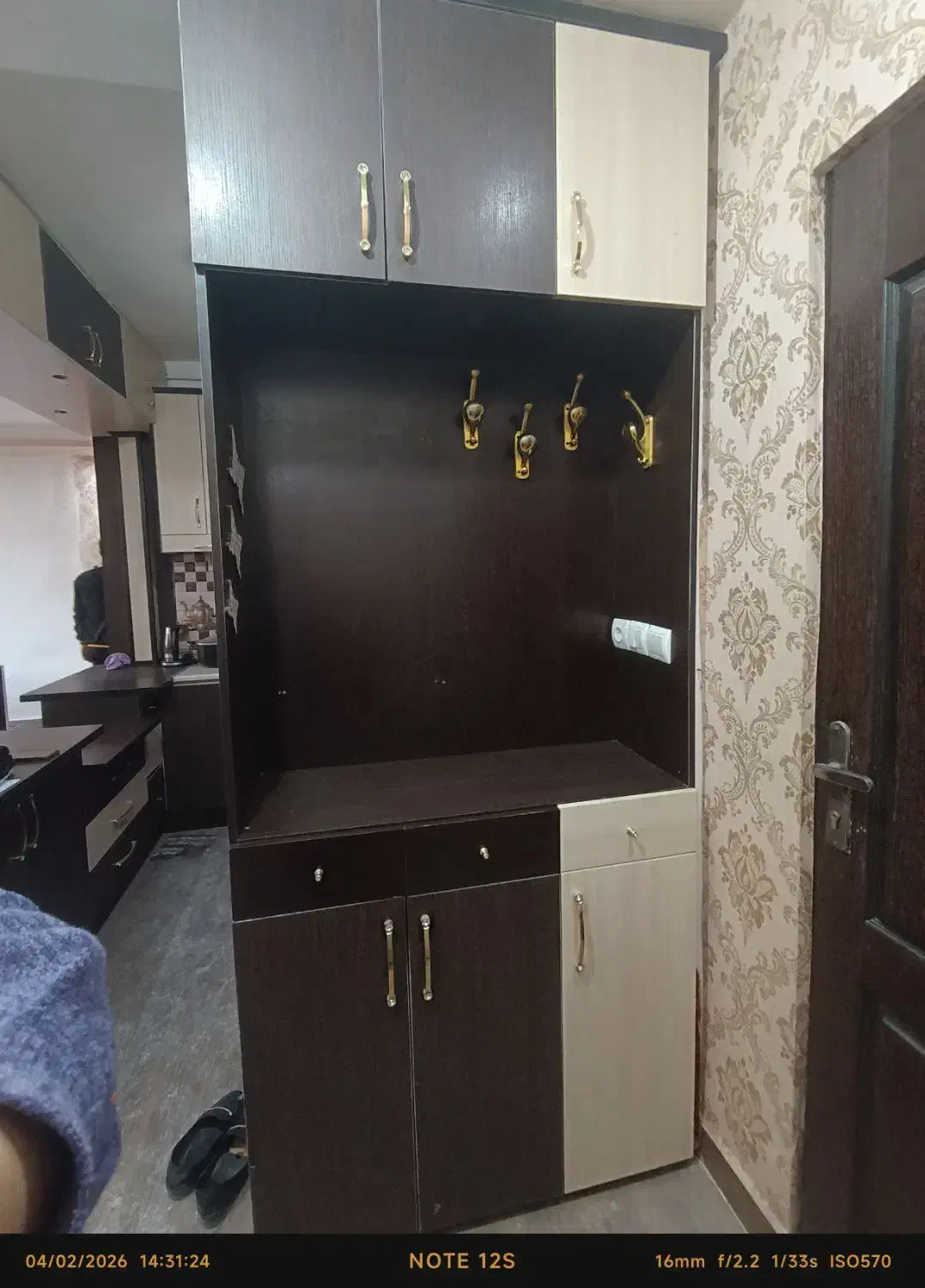 جاکفشی|جاکفشی، کمد، دراور|رشت, کوی مهر|دیوار