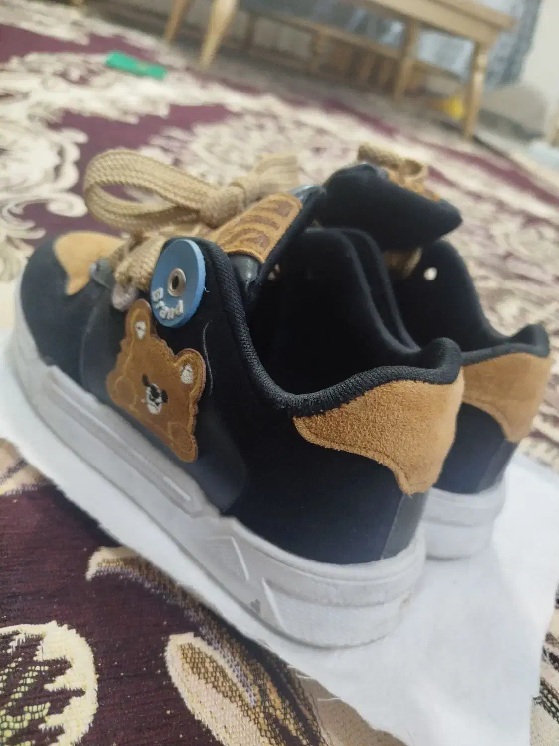 کتونی در حد نو|کیف، کفش، کمربند|پرند, فاز ۲|دیوار