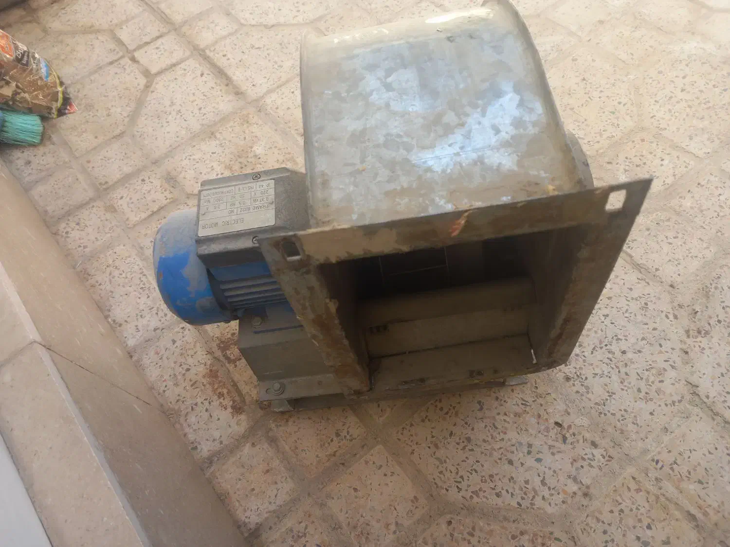 سانتیفیوژ و فن|پنکه و تصفیهکنندهٔ هوا|خمینیشهر, |دیوار