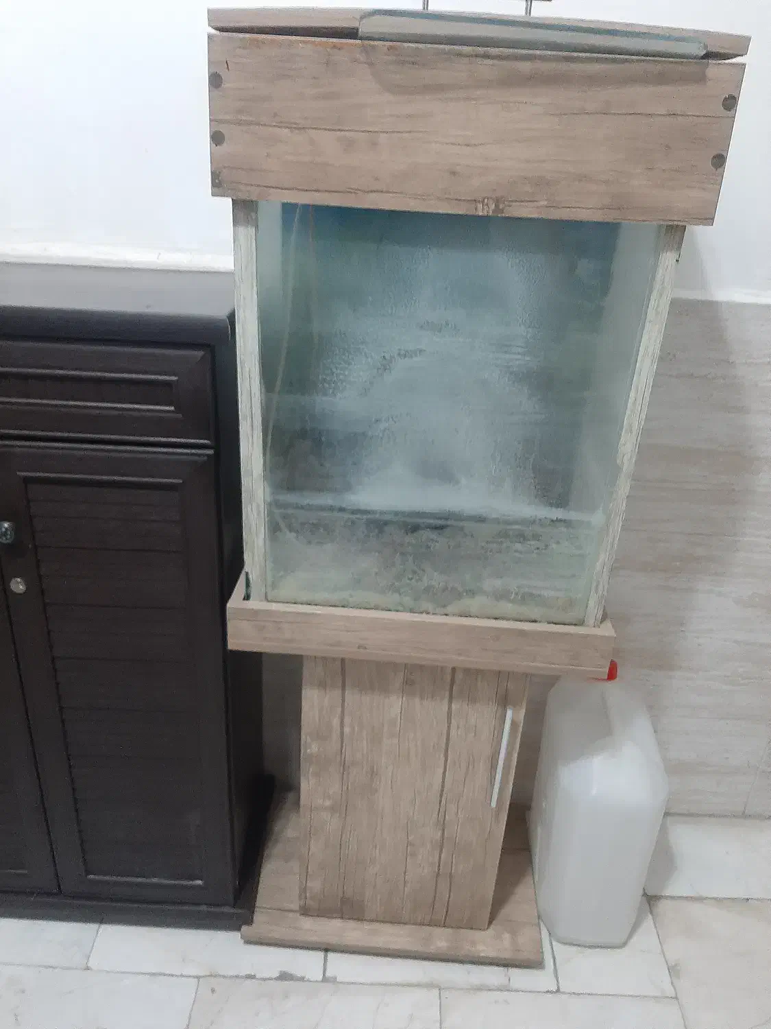 آکواریم دوتکه کمدی ام دی اف|ماهی|رباط‌کریم, رباط‌کریم|دیوار