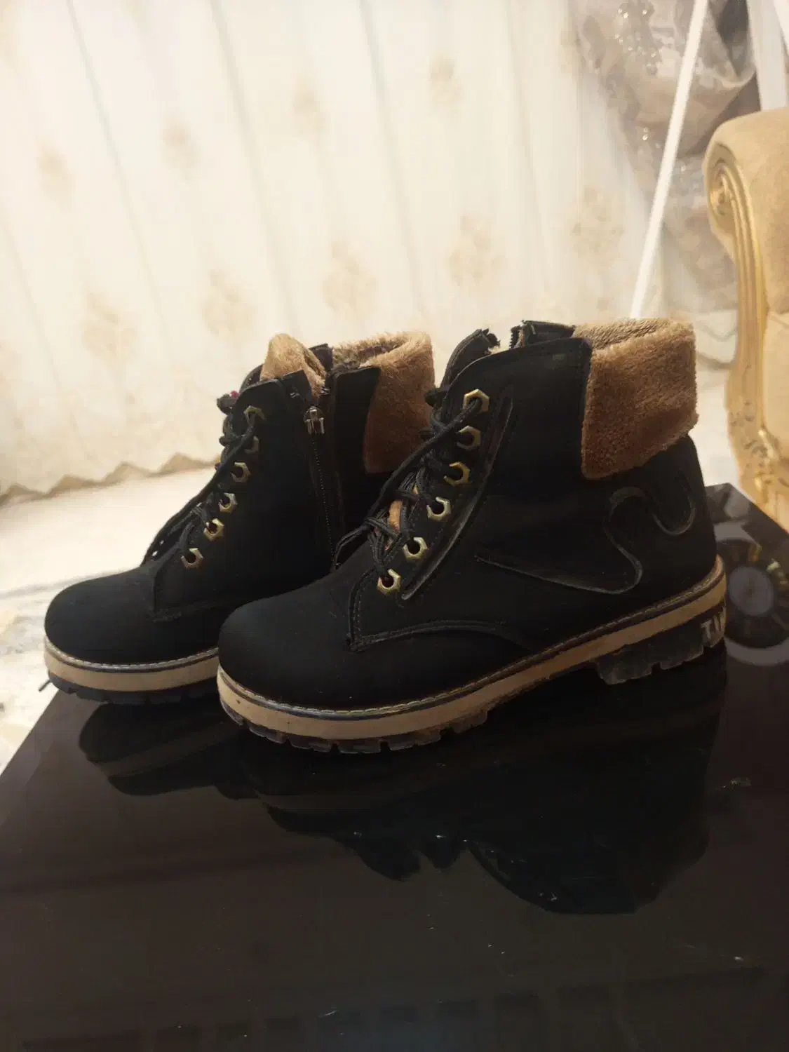 نیم بوت|کیف، کفش، کمربند|سلماس, |دیوار