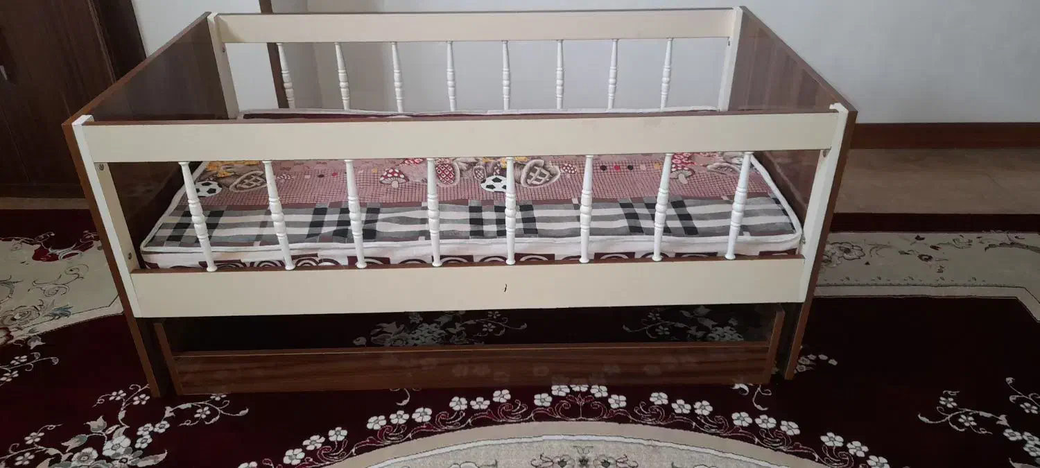 تخت خواب گهواره ای بچه|تخت و سرویس خواب|اصفهان, شهرک زاینده رود|دیوار