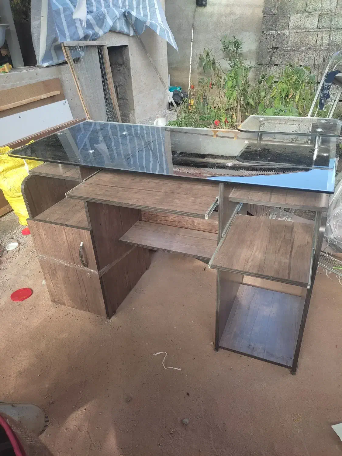 میز|میز تحریر و کامپیوتر|چاف و چمخاله, |دیوار