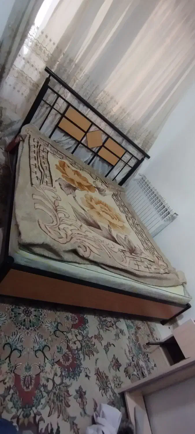 تخت دونفره چوب و فلز با تشک و میز آرایش آینه دار|تخت و سرویس خواب|بیرجند, |دیوار