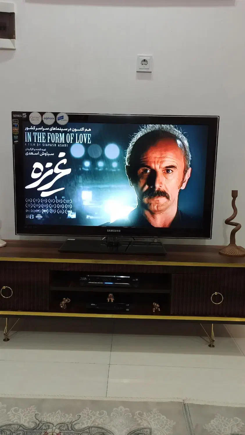 تلویزیون ۴۲ اینچ سامسونگ همراه میز|تلویزیون و پروژکتور|اصفهان, باغ فدک|دیوار