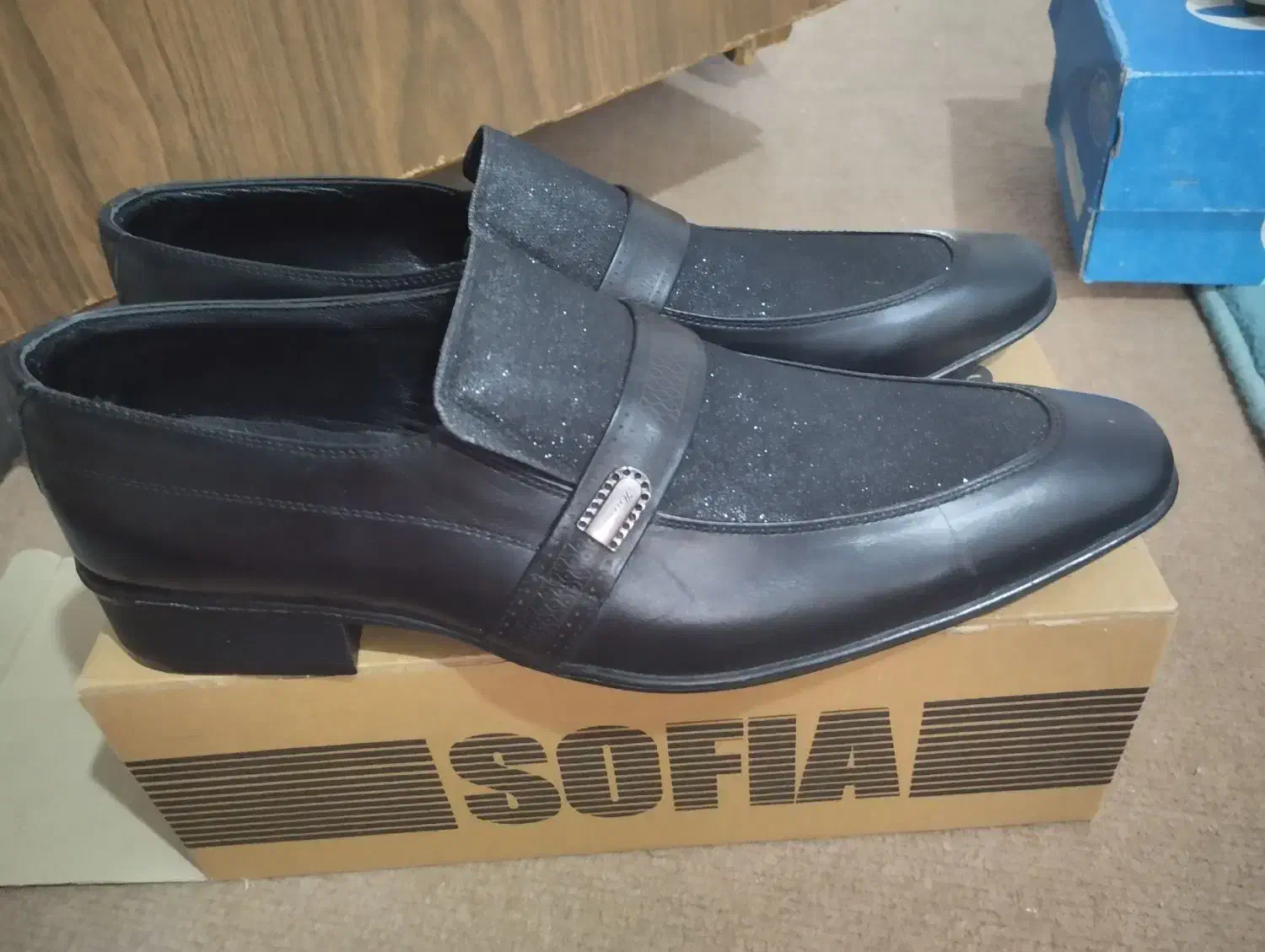 کفش آکبند و نوو|کیف، کفش، کمربند|مهاجران, |دیوار