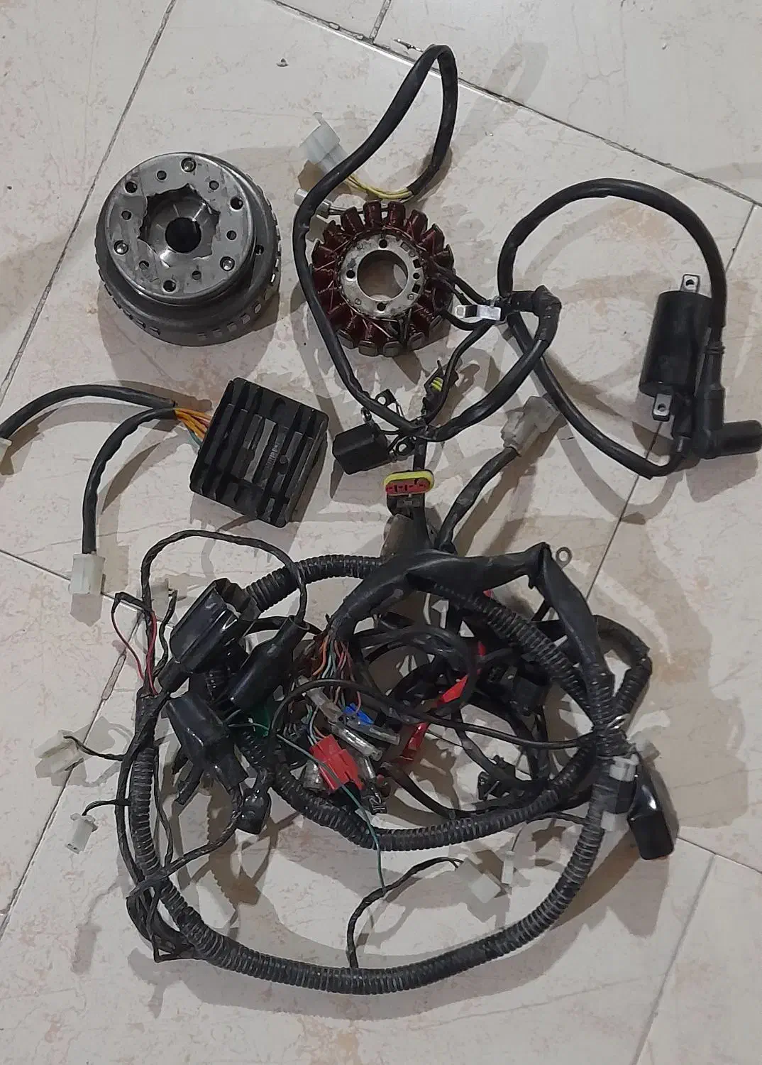 تعدادی لوازم انژکتور هوندا ۲۰۰ و دو عدد چراغ مزدا|قطعات یدکی و لوازم جانبی|اصفهان, شهرک مهدیه|دیوار