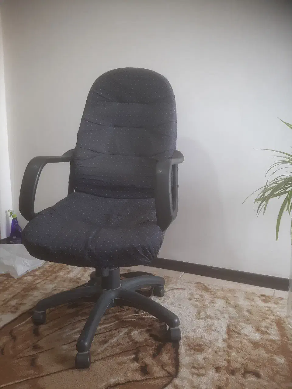 صندلی کامپیوتر به همراه میز|میز تحریر و کامپیوتر|اندیشه, اندیشه فاز ۴|دیوار