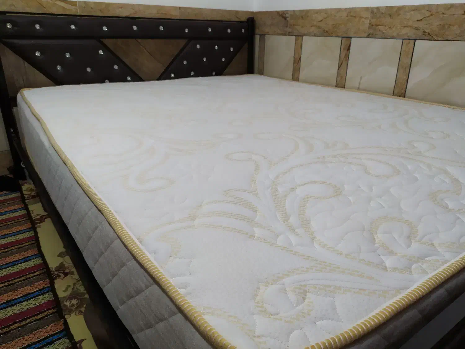 تخت خواب دو نفره با تشک طبی فنری|تخت و سرویس خواب|شیراز, کوشک میدان|دیوار