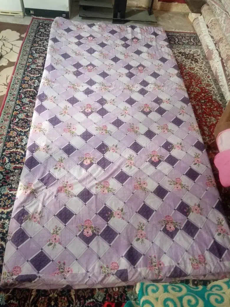 لحاف، تشک، پشتی|رختخواب، بالش، پتو|برخوار, |دیوار